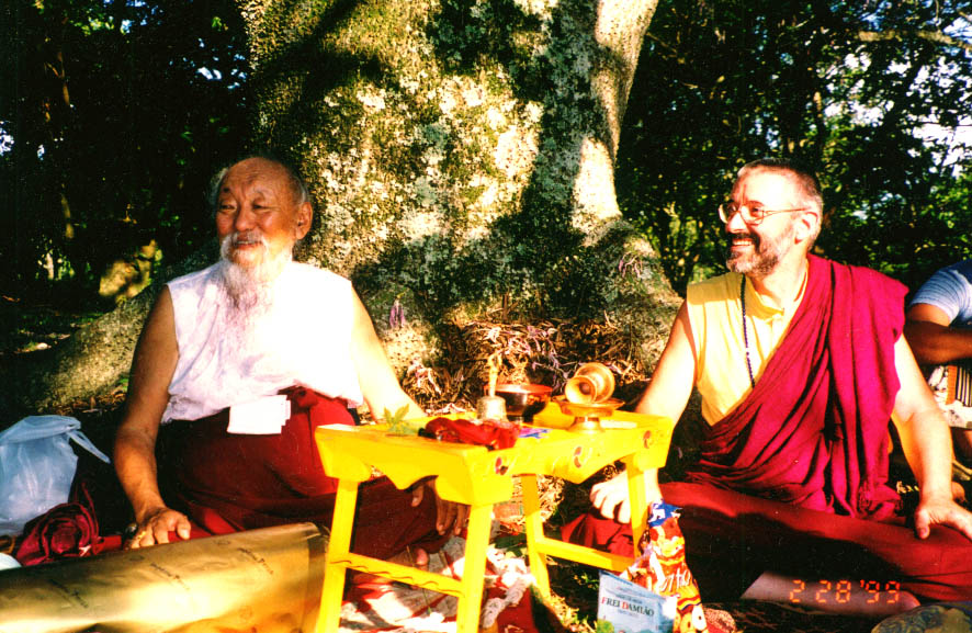Chagdud Tulku Rinpoche e Lama Padma Samten na consagração da terra para a construção do templo. CEBB Caminho do Meio, Viamão, RS